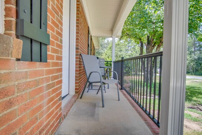 Foto del edificio - Completely Remodeled 3BR Home on Nearly an Acre with In-Ground Pool, Pool Service Included & Huge...