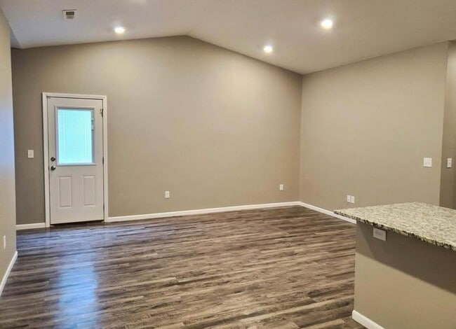 Building Photo - 454 S Longbranch Dr