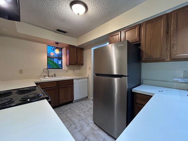 Photo - Cozy 2-Bedroom Townhome in Virginia Beach ...