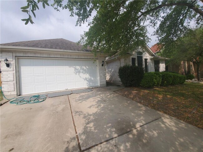 Foto del edificio - 6908 Thistle Hill Way