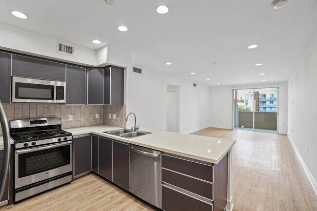 Foto del edificio - 1439 N Poinsettia Pl Los Angeles, CA 90046