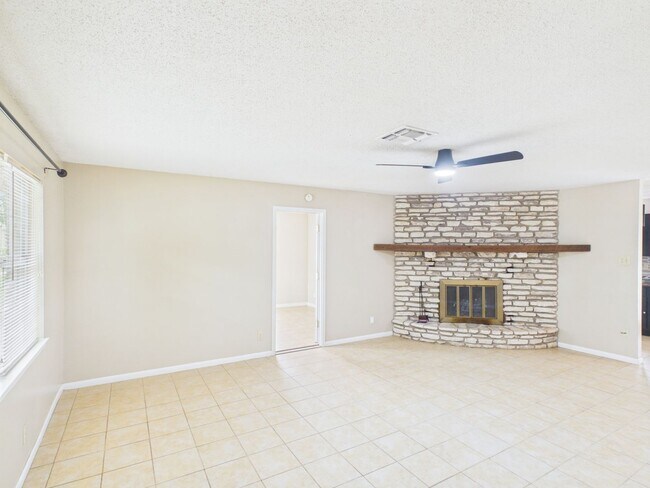 Building Photo - 328 Glenmoor Dr