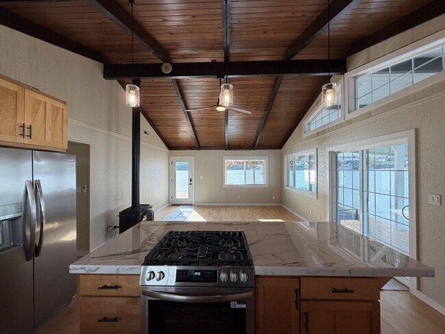 Photo - 2 Bedroom - 1 Bath Floating Home
Available for Move In 1/16/2026!!