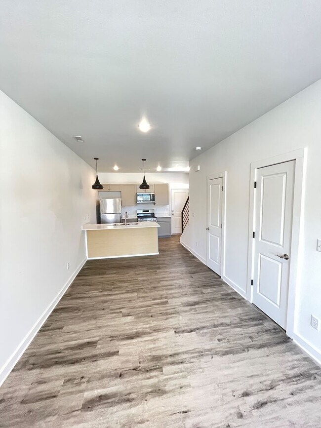 Building Photo - Brand new modern townhomes