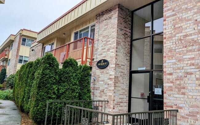 Building Photo - VIEW RIDGE 2 bedroom End Unit Condo in Secure Building