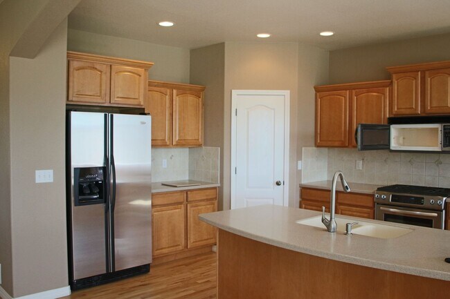 Building Photo - Gorgeous Mountain Views in Great School Di...