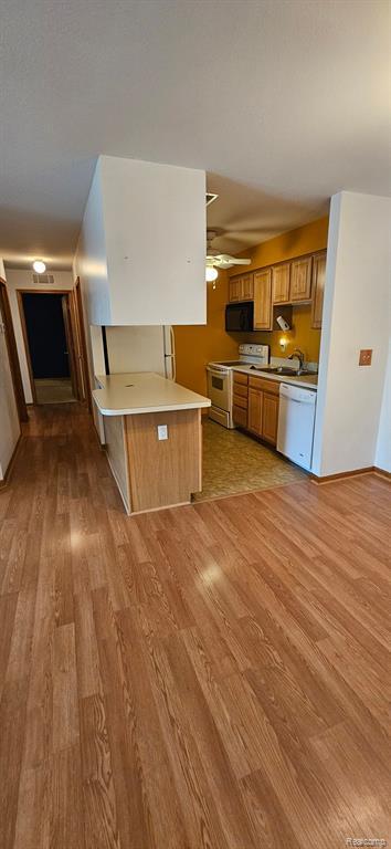 Foto del edificio - 15795 Lakeside Dr