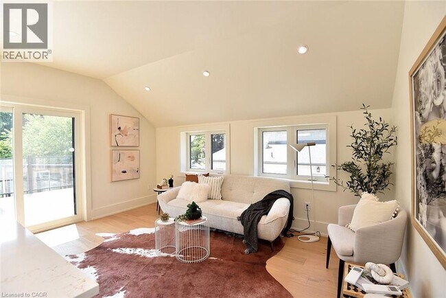 Photo du bâtiment - 284 Wilson St E