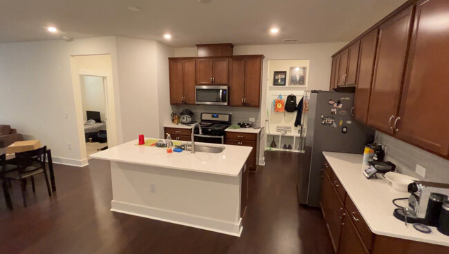 Foto del edificio - Room in Townhome on Clark Creek Ln