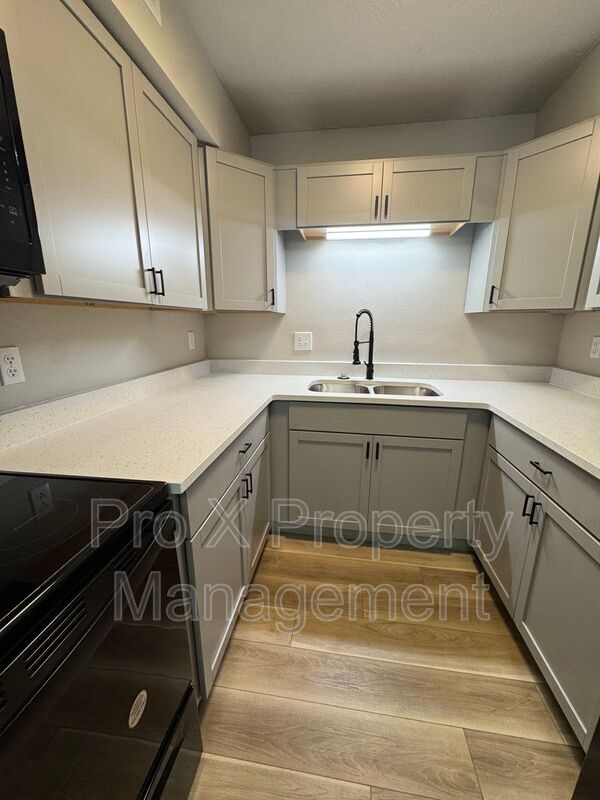 Building Photo - 2213 E Macs Ct