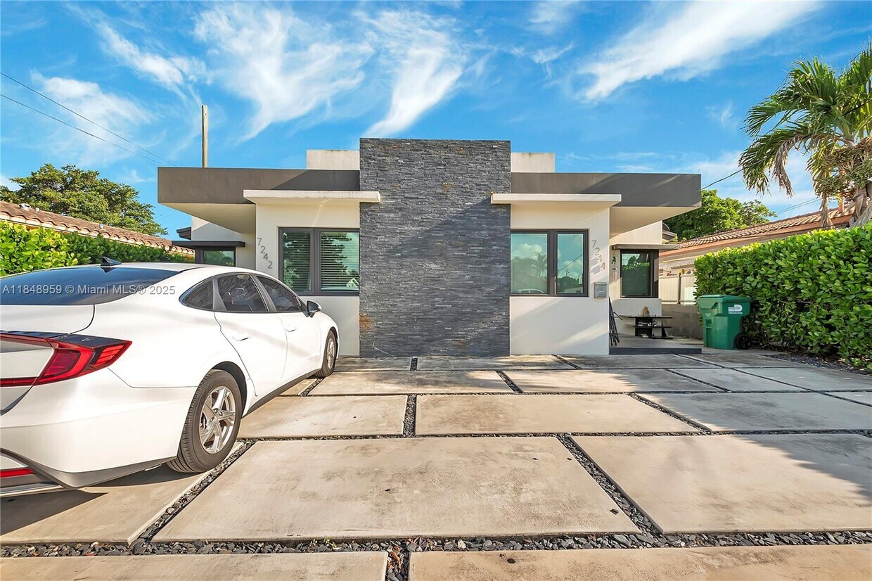 Foto principal - 7242 SW 22nd St