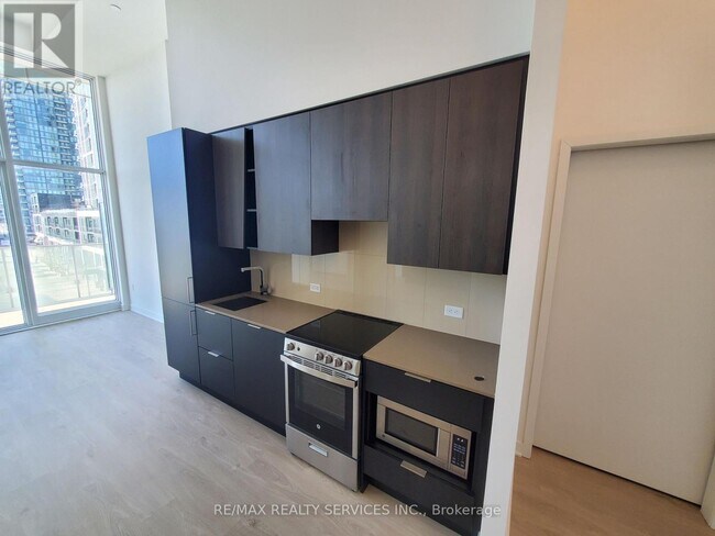 Photo du bâtiment - 3900-3900 Confederation Pkwy