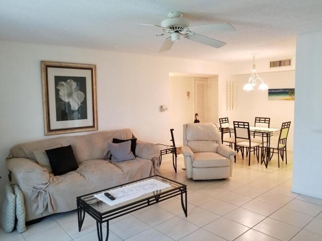 Foto del edificio - 2/2 Condo in Brookfield Gardens