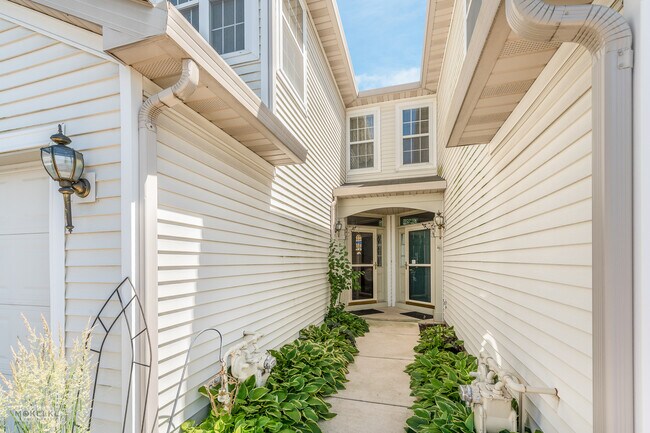 Building Photo - 2525 Looking Glass Ct