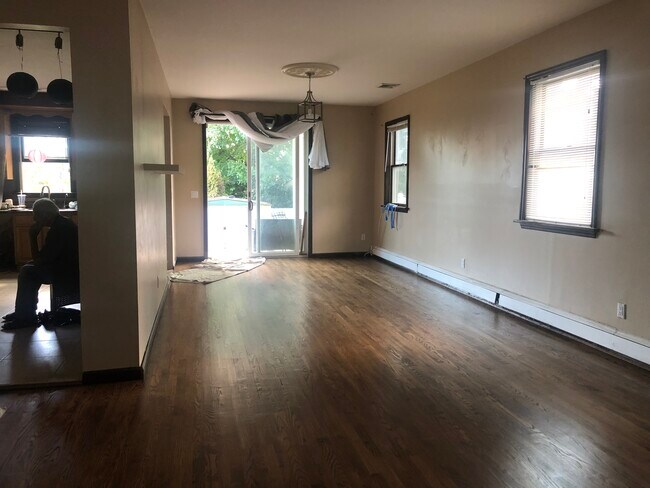 Amplia sala de estar: comedor - 2870 Woods Ave