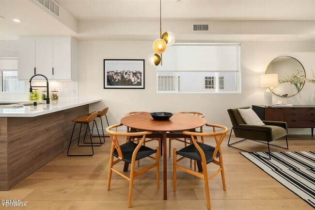 Foto del edificio - 3 br, 3.5 bath House - 1352 1/2 N Fairfax Ave