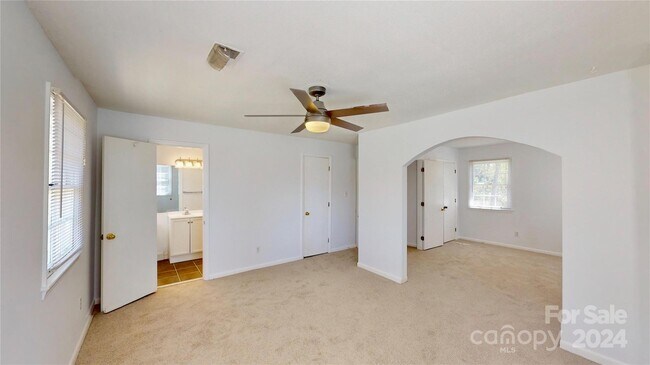 Building Photo - 1135 McLaughlin Dr