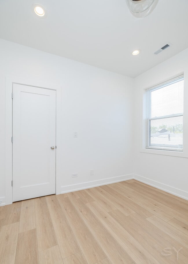 Building Photo - 6050 S Eberhart Ave