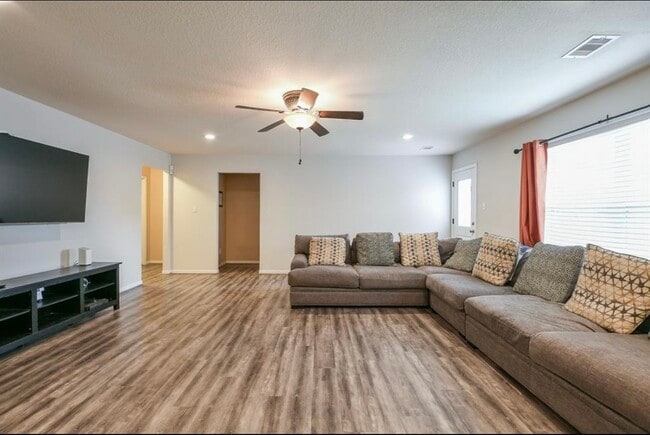 Foto del edificio - 4854 Fair Oak Dale Ln