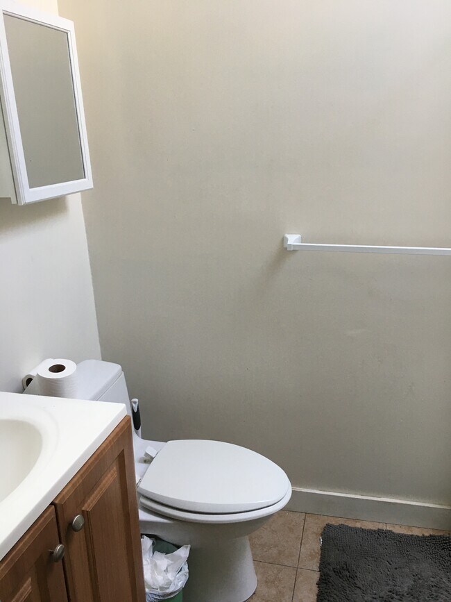 Foto del edificio - 399 Ellington Ave