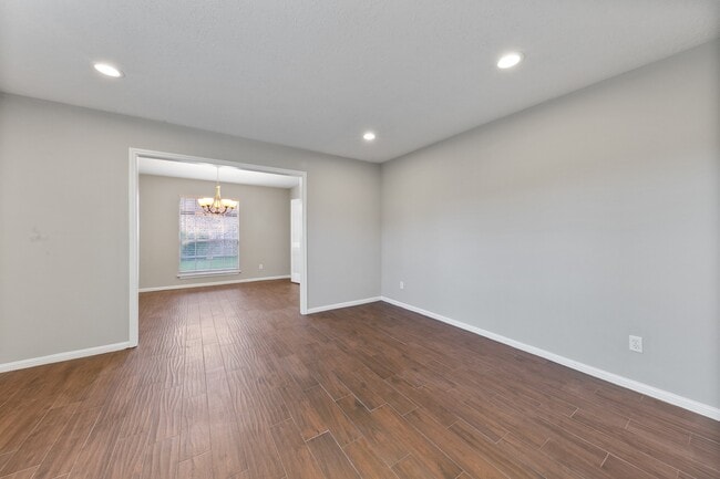 Building Photo - 802 Foxglove Dr