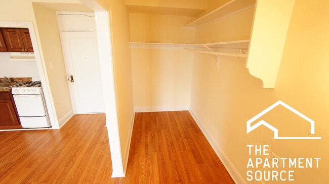 Foto del edificio - 2777 N Milwaukee Ave