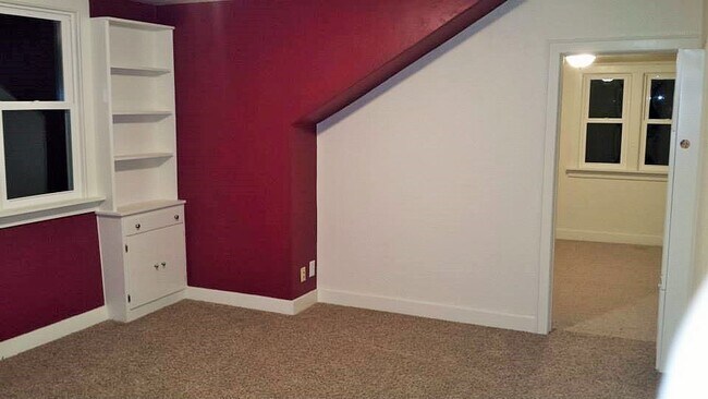 Una de las dos estanterías del salón. - 2119 N 11th St