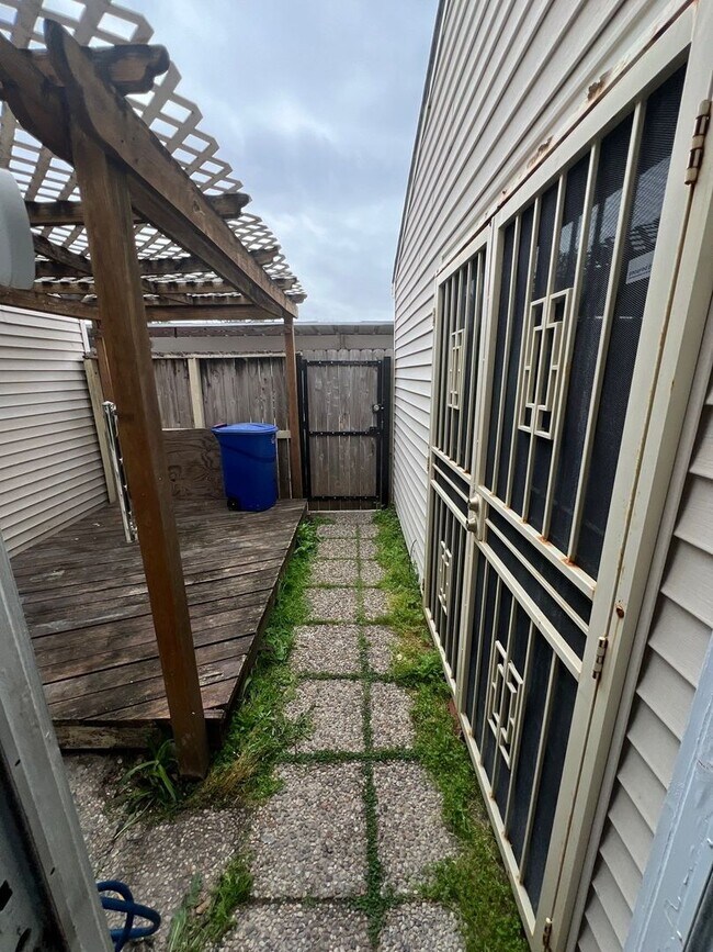 Building Photo - 6401 Deihl Rd #1102- Ask About Our NO SECU...