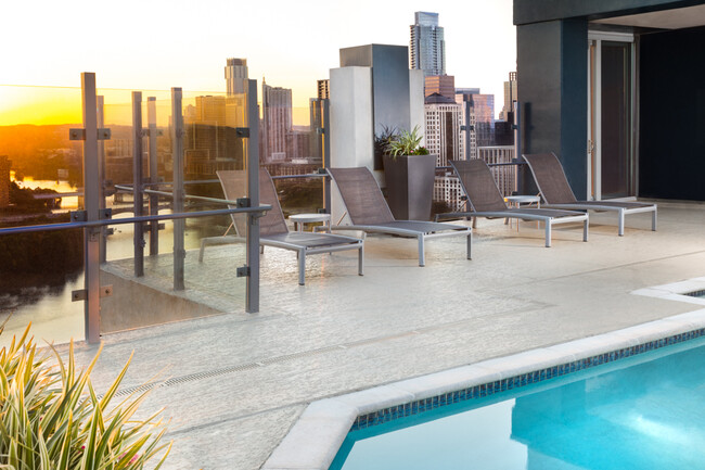 Piscina en la terraza con impresionantes vistas de Austin - SkyHouse Austin