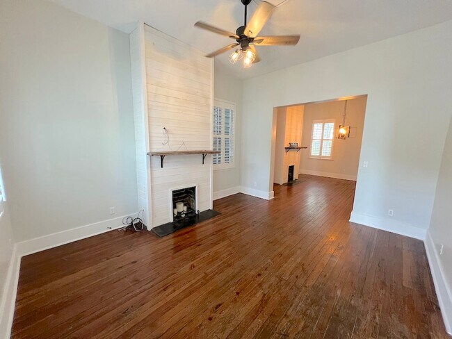 Building Photo - 2 BED | 2.5 BATH | DOWNTOWN LIVING | PRIVATE COURTYARD | WALK TO EVERYTHING