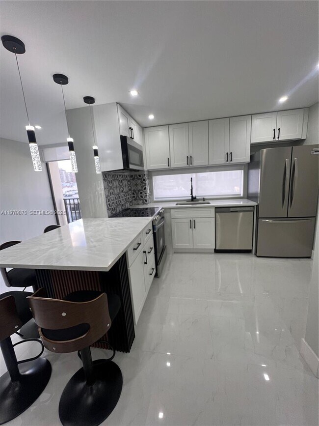 Foto del edificio - 17021 N Bay Rd