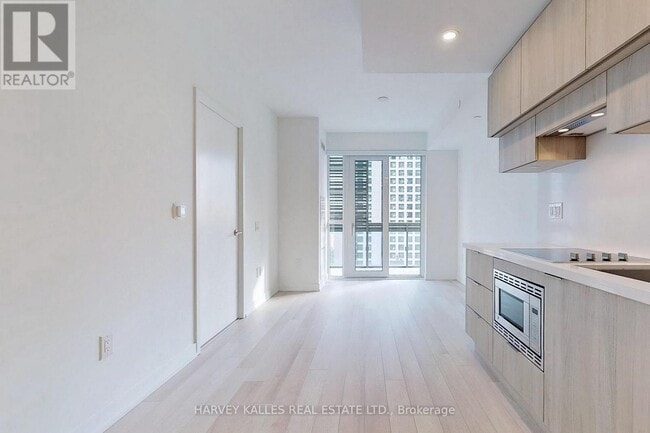 Building Photo - 39 Roehampton Ave