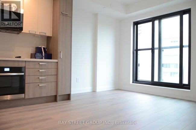 Building Photo - 20 Soudan Ave