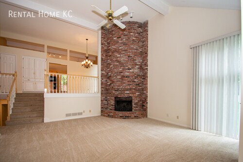 Building Photo - Elegant and Spacious Maint-provided Townho...