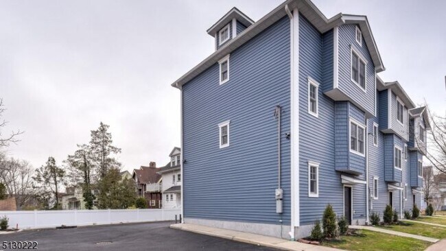 Building Photo - 117 Valley Rd