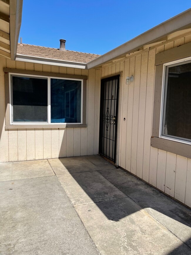 Building Photo - 2221 Dogwood Way