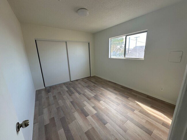 Building Photo - 1533 E 51st St