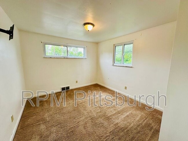 Building Photo - 319 Elfort Dr