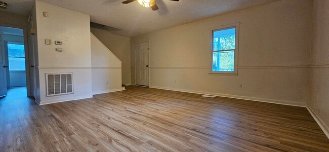 Foto del edificio - LARGE Bedrooms and Huge Closets at 5097 Hu...