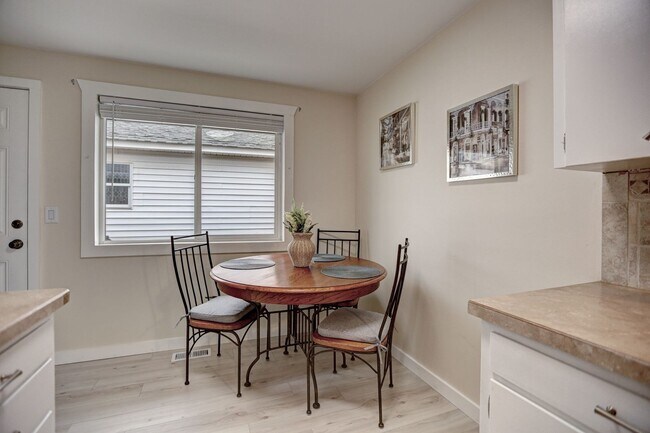 Foto del edificio - Charming 2-Bedroom Home with Front Yard in Spokane