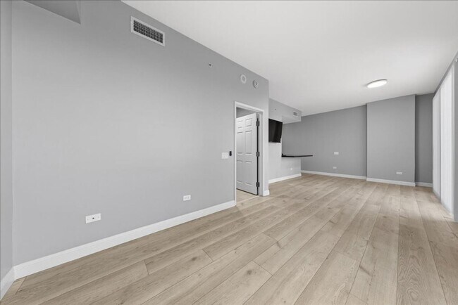 Foto del edificio - Stunningly Remodeled Studio High-Rise Unit For Rent