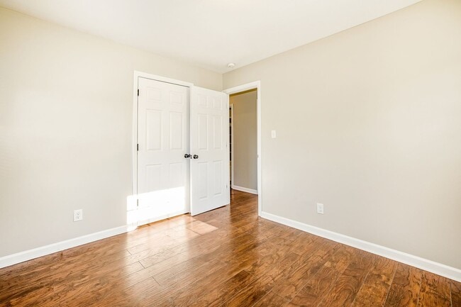 Building Photo - 4 bedroom 2 bathroom in mature neighborhood