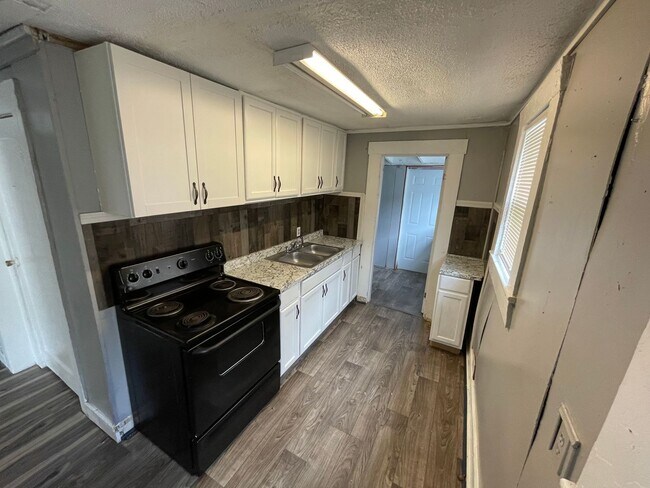 Building Photo - Cute 2 Bedroom Home in Queensborough