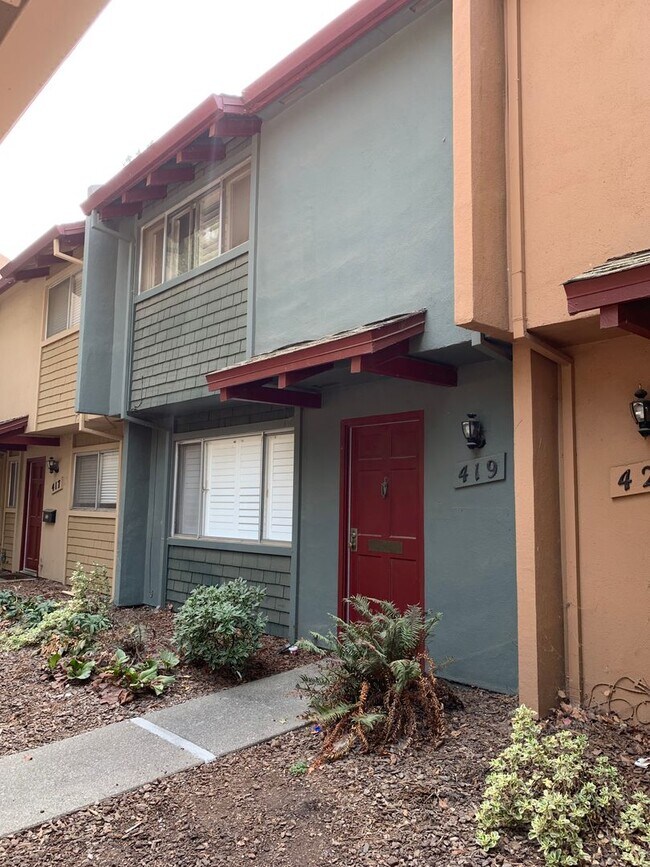 Foto del edificio - Adorable 3 Bed 1.5 Bath Covell Commons Condo ( fall Rental )