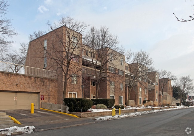 Building Photo - Carriage Hill