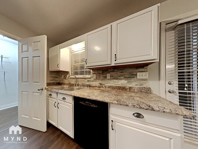 Foto del edificio - 722 Deans Ferry Rd