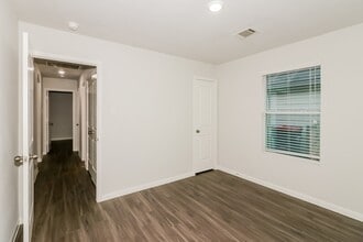 Building Photo - 5710 S Brenwood Dr