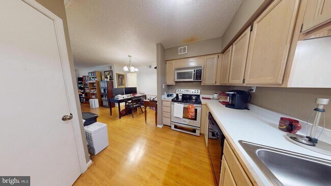 Foto del edificio - 3101 Patrick Henry Dr