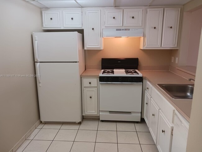 Foto del edificio - 18101 NW 68th Ave