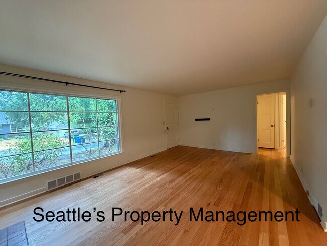 Building Photo - Deceptively Large Wedgewood Home!